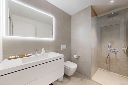 salle de bains avec tile wall, mur en carrelage, salle de bain complète, douche, et inside property