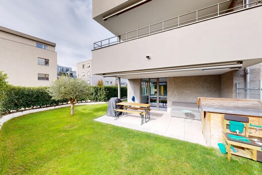 terrasse avec pelouse, terrasse, bar extérieur, et overcast