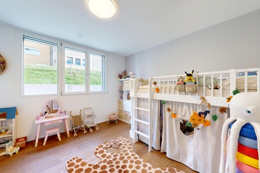 chambre avec natural light, wood finish floor, lumière naturelle, sol en finition bois, et drywall