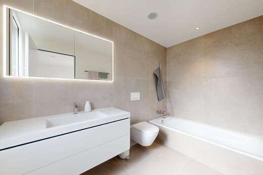 salle de bains avec mur en carrelage, tile wall, salle de bain complète, bain, et inside property