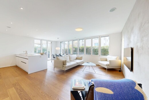 salon avec inside property, wood finish floor, sol en finition bois, natural light, et lumière naturelle