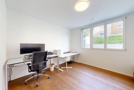 bureau avec espace bureau, natural light, lumière naturelle, wood finish floor, et sol en finition bois