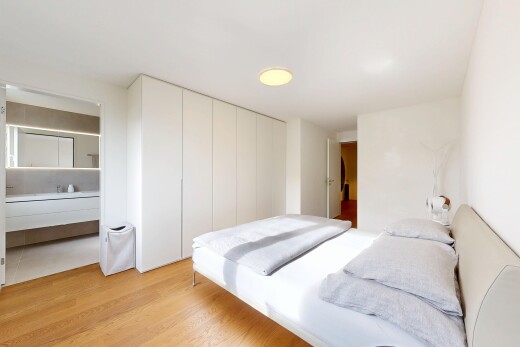chambre avec sol en finition bois, wood finish floor, inside property, cloison sèche, et drywall