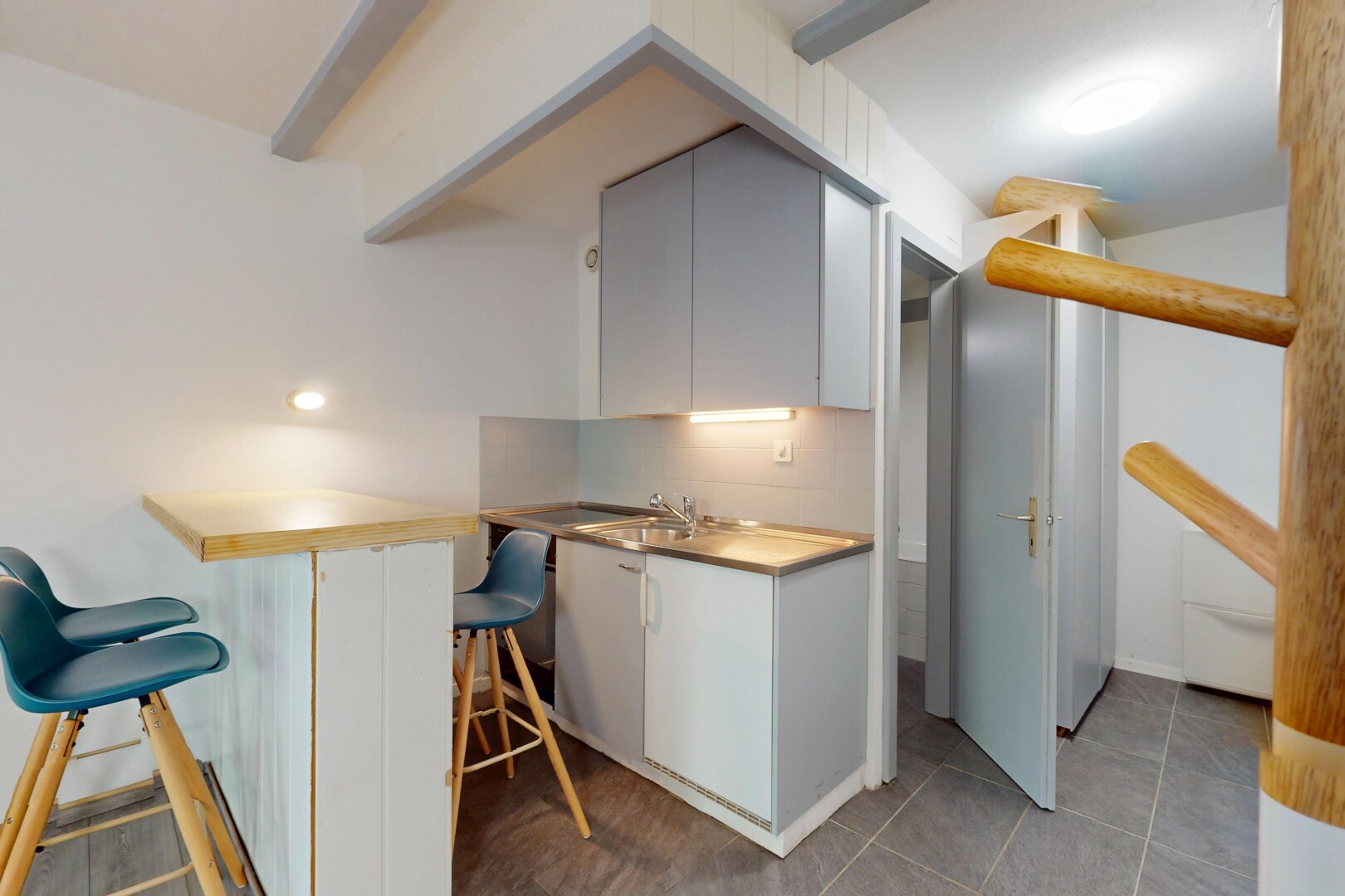 küche mit inside property, weiße schränke, küchenbar, gipskartonwand, und drywall