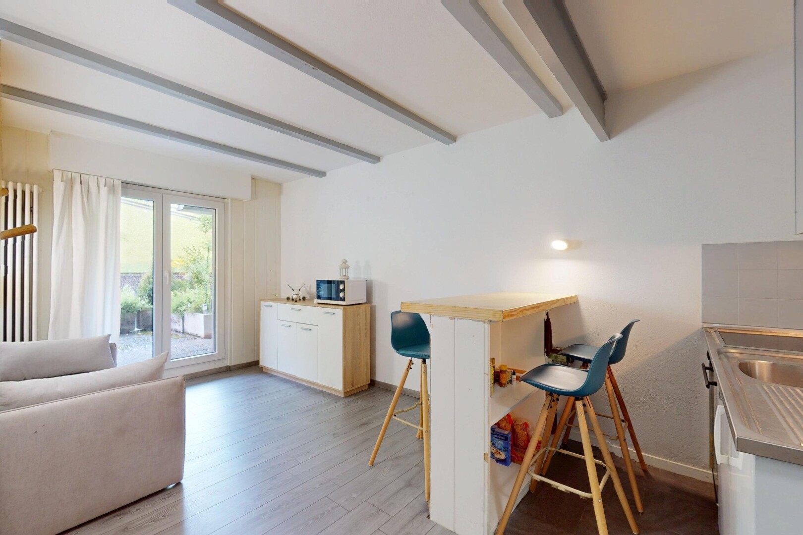 wohn- / esszimmer mit balkendecke, beamed ceiling, natürliches licht, natural light, und inside property