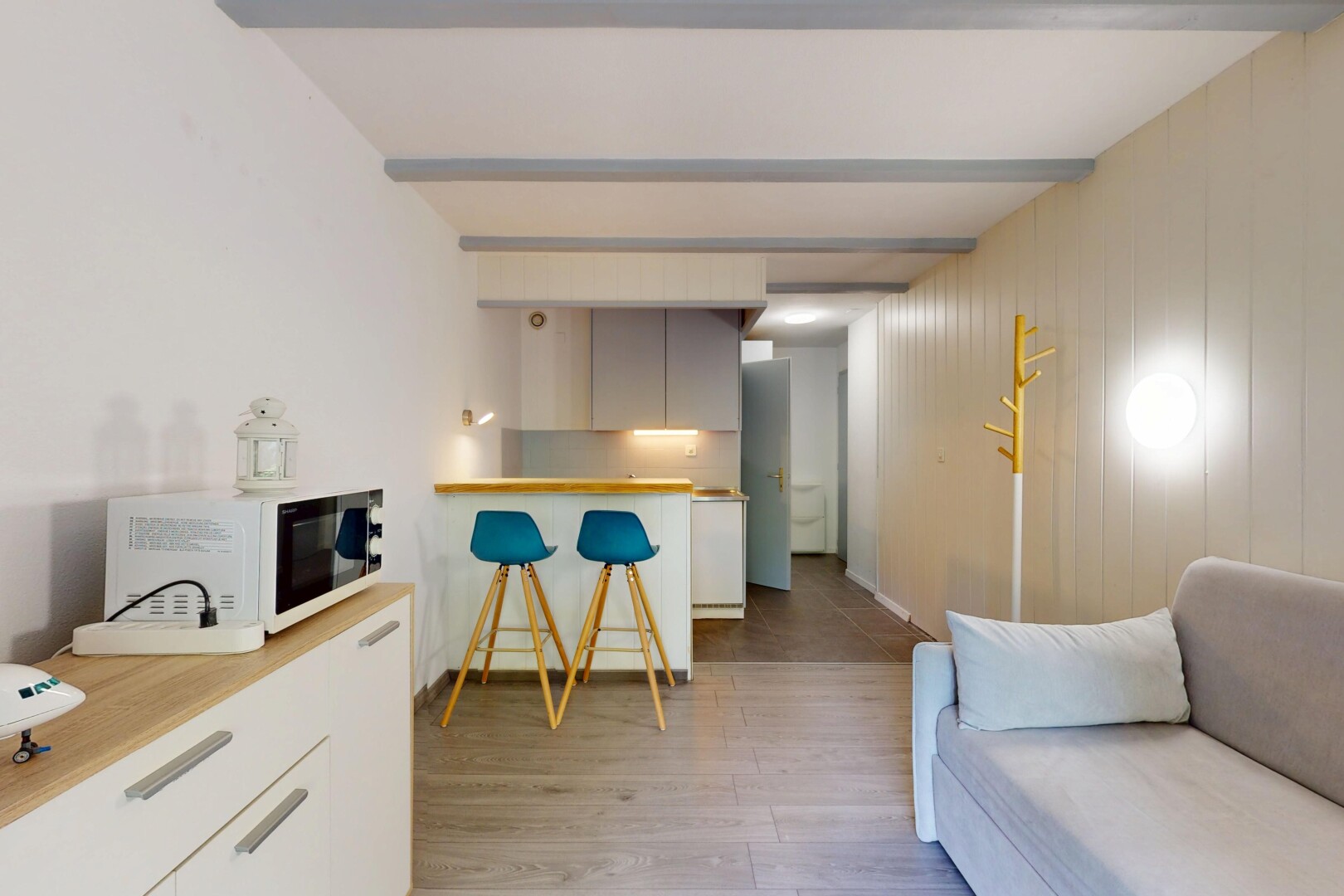 wohnzimmer mit holzfußboden, wood finish floor, inside property, gipskartonwand, und drywall