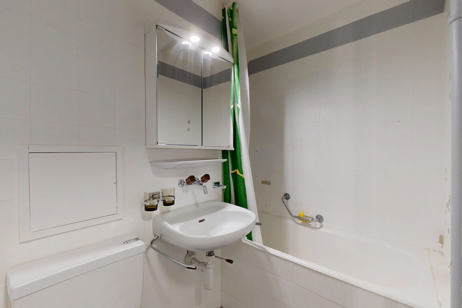bad mit toilette, tile tub, inside property, komplettes badezimmer, und spiegel