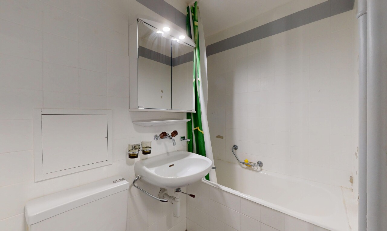bad mit toilette, tile tub, inside property, komplettes badezimmer, und spiegel