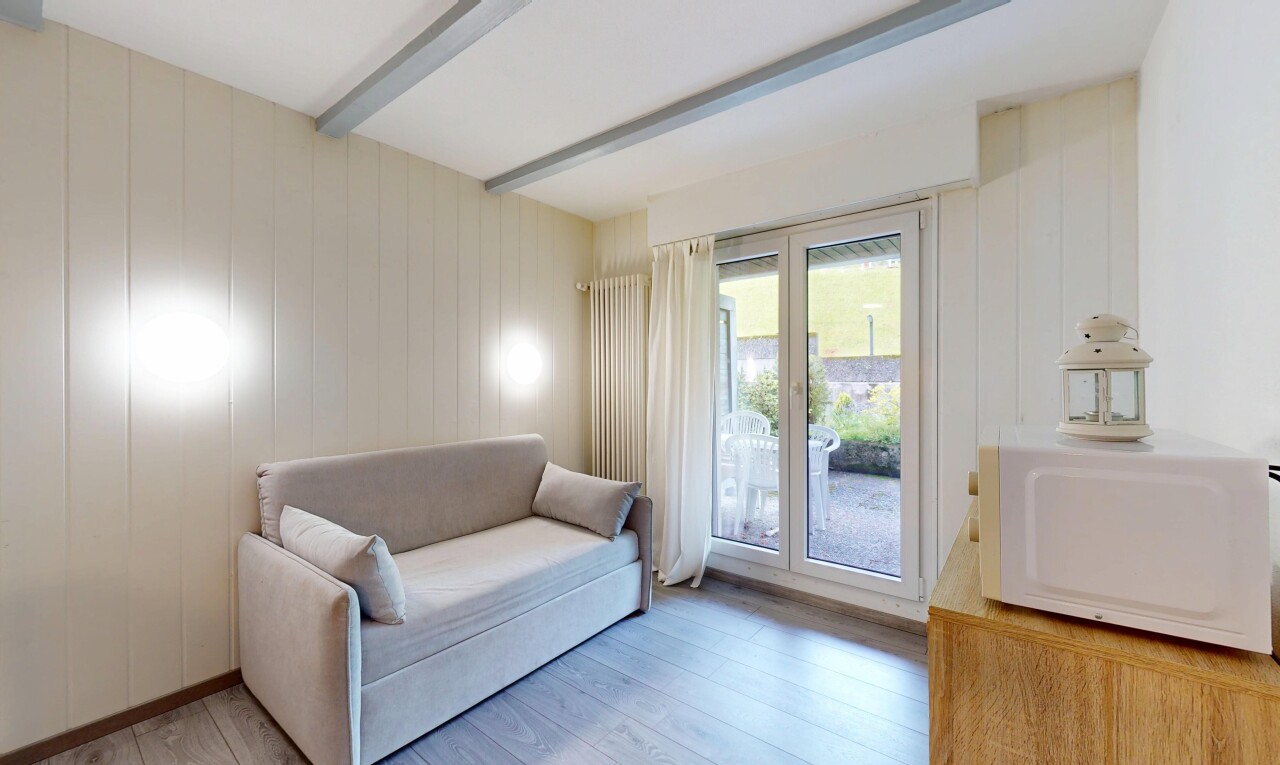 wohnzimmer mit natürliches licht, natural light, inside property, balkendecke, und beamed ceiling