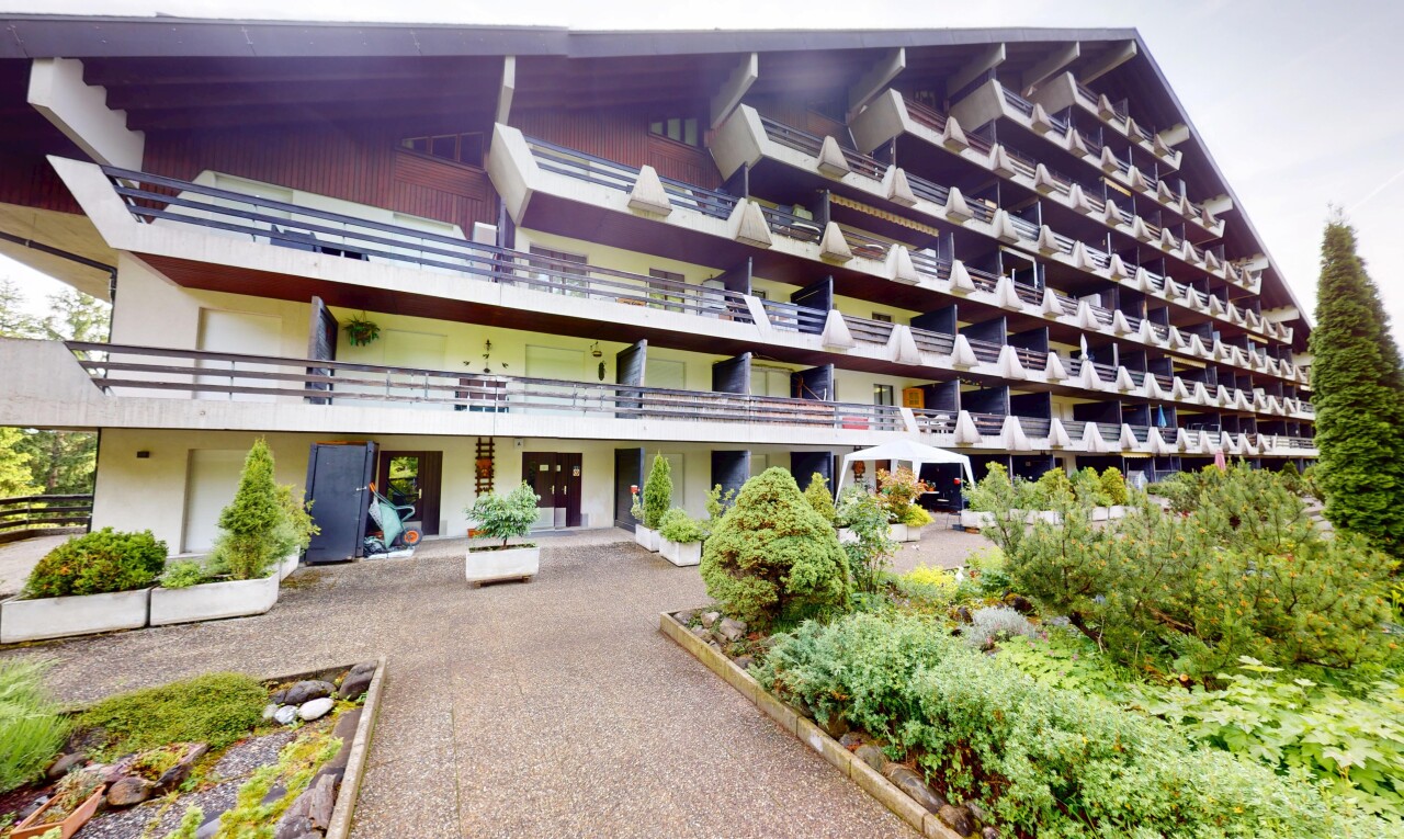 außenansicht mit property visible, blick auf wohnanlage, und apartment complex view