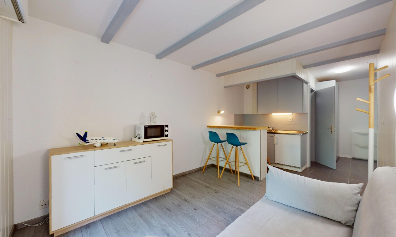 wohnzimmer mit drywall, gipskartonwand, inside property, beamed ceiling, und balkendecke