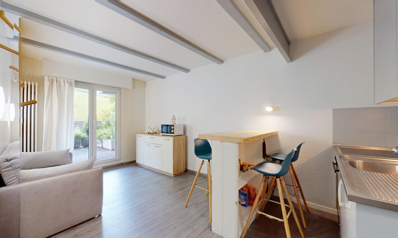 wohn- / esszimmer mit balkendecke, beamed ceiling, natürliches licht, natural light, und inside property