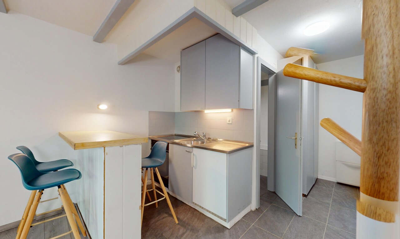 küche mit inside property, weiße schränke, küchenbar, gipskartonwand, und drywall