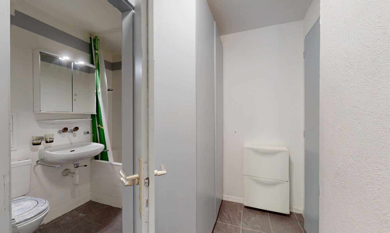bad mit toilette, spiegel, inside property, fliesenboden, und tile floor