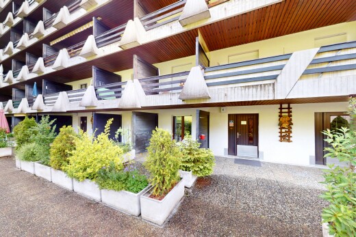 außenansicht mit property visible, blick auf wohnanlage, und apartment complex view