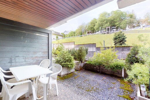 terrasse avec clôture, coin repas extérieur, terrasse, et from property