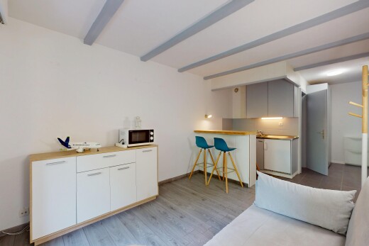 wohnzimmer mit drywall, gipskartonwand, inside property, beamed ceiling, und balkendecke