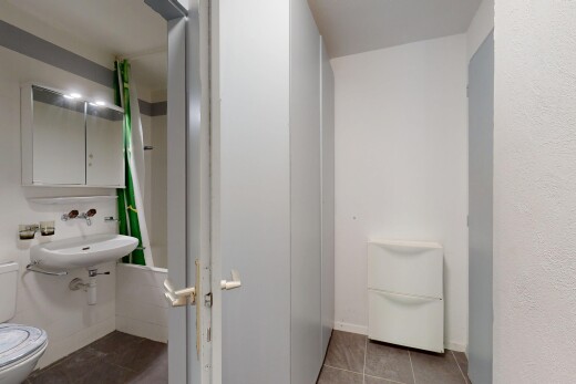 salle de bains avec toilette, miroir, inside property, sol en carrelage, et tile floor