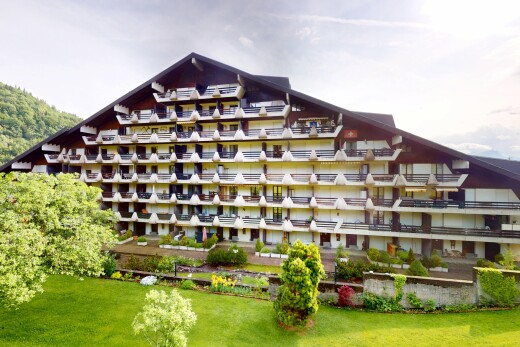 außenansicht mit property visible, blick auf wohnanlage, apartment complex view, und overcast