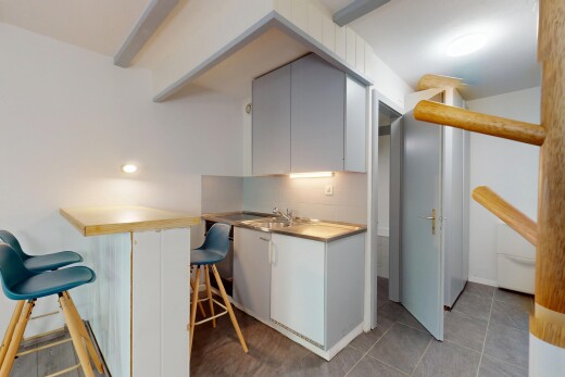 küche mit inside property, weiße schränke, küchenbar, gipskartonwand, und drywall