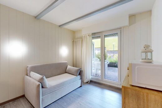 wohnzimmer mit natürliches licht, natural light, inside property, balkendecke, und beamed ceiling
