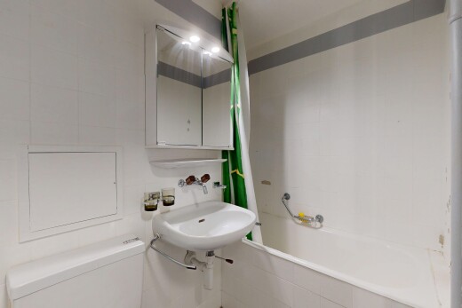 bad mit toilette, tile tub, inside property, komplettes badezimmer, und spiegel