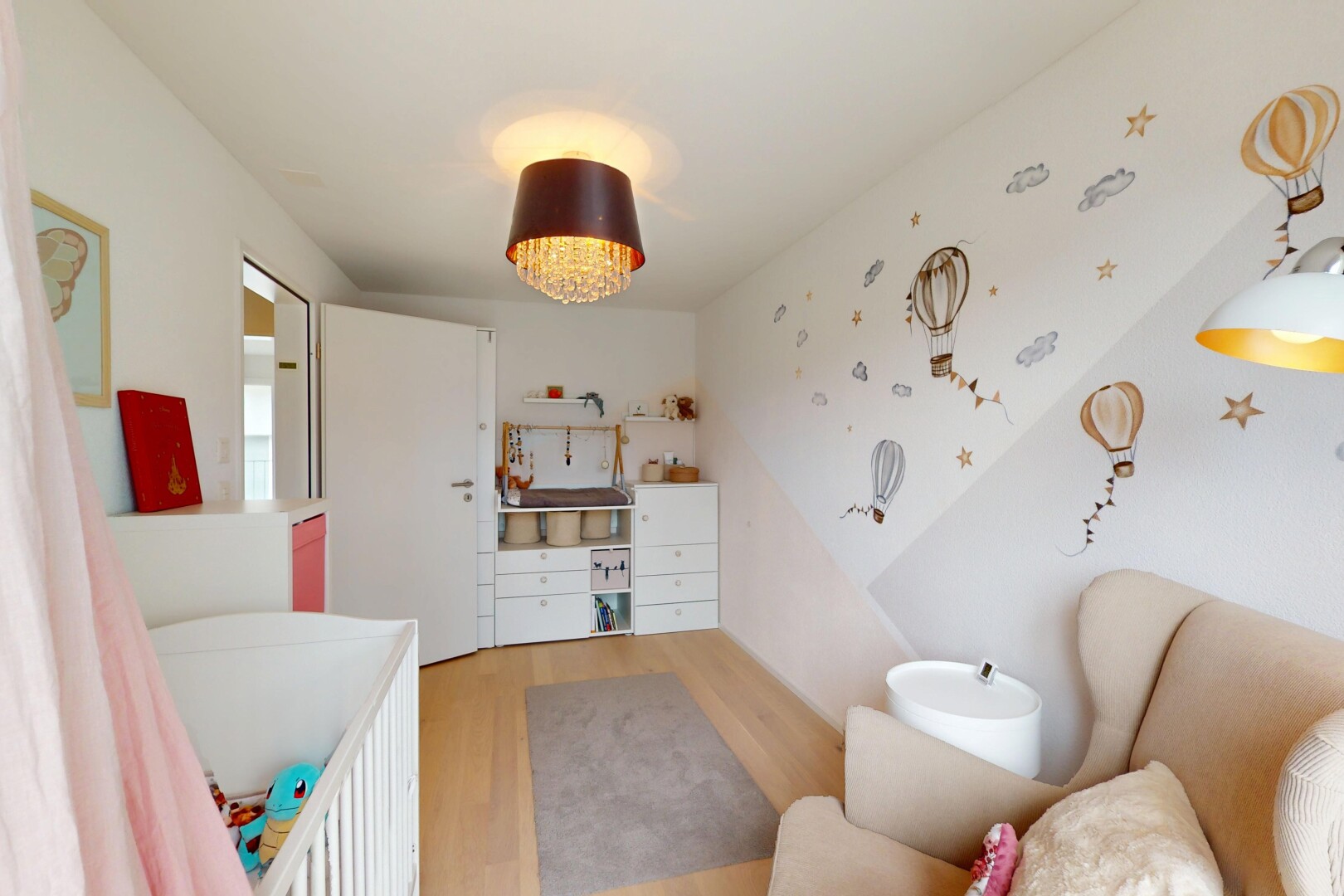 salon avec sol en finition bois, wood finish floor, inside property, cloison sèche, et drywall