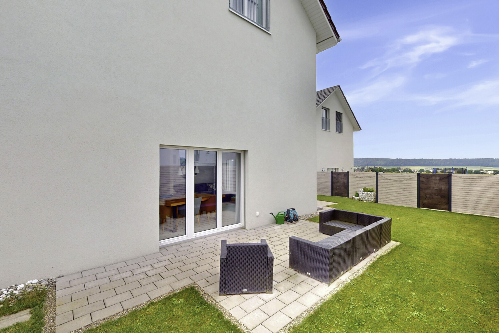terrasse avec clôture, terrasse, pelouse, et day time