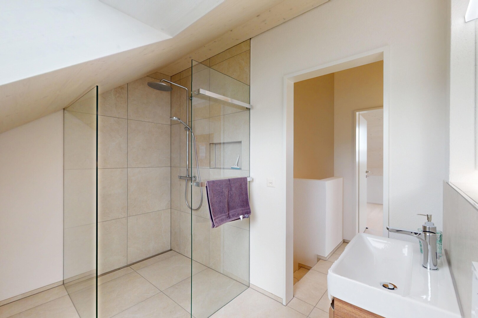 salle de bains avec salle de bain complète, sol en carrelage, tile floor, inside property, et douche