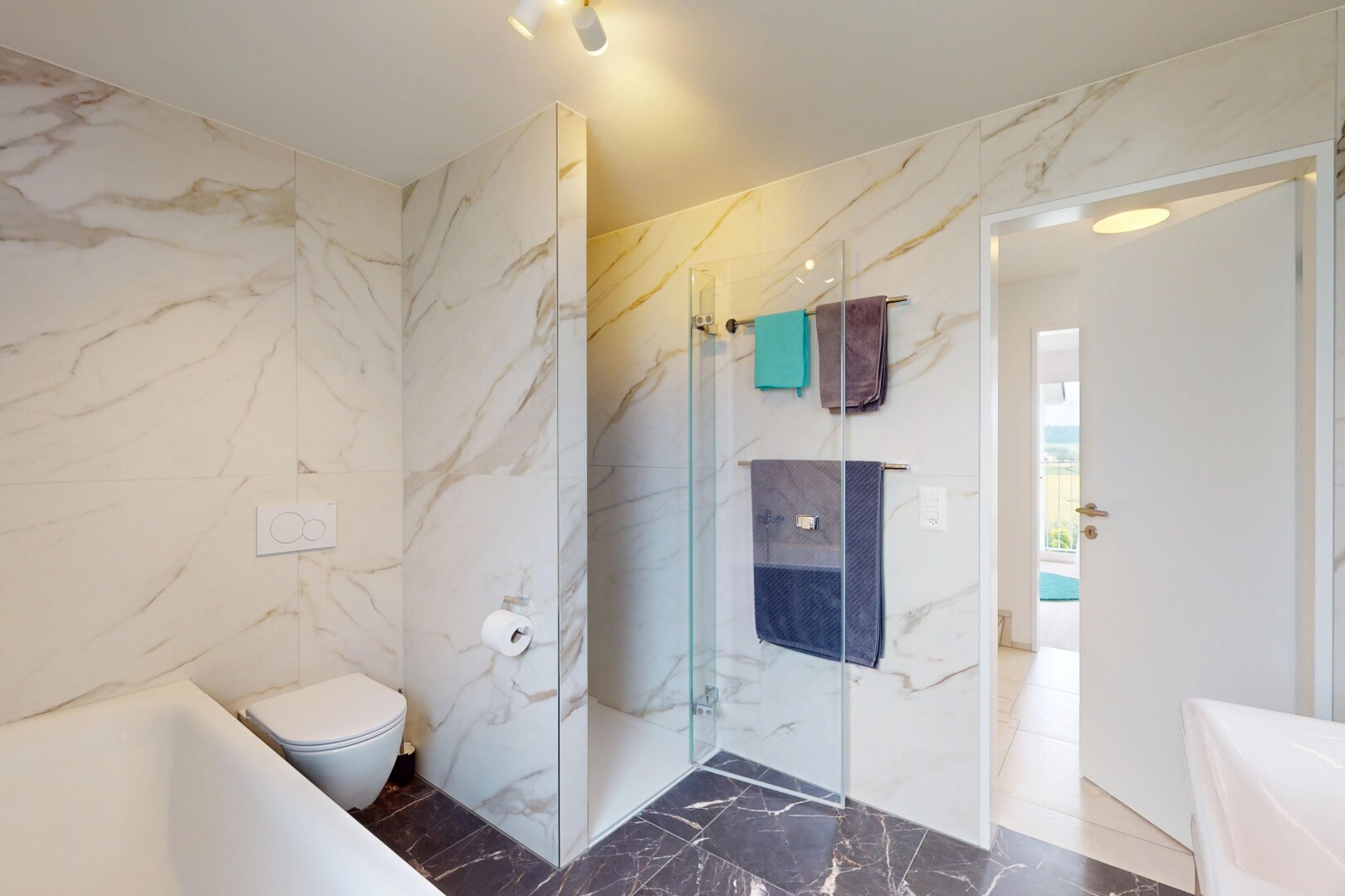 salle de bains avec mur en marbre, marble wall, sol en finition marbre, marble finish floor, et salle de bain complète
