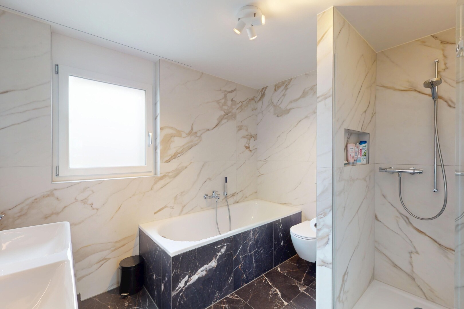 salle de bains avec salle de bain complète, lumière naturelle, natural light, bain, et sol en finition marbre