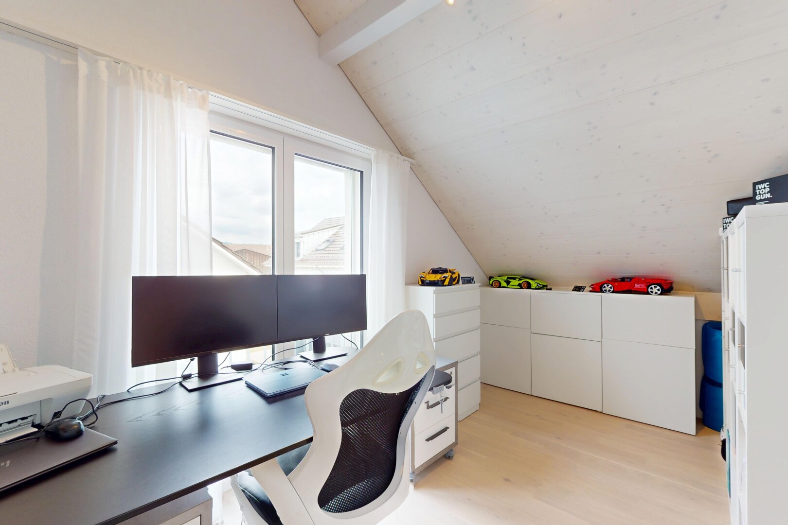 bureau avec plafond voûté, vaulted ceiling, plafond à poutres, beamed ceiling, et lumière naturelle