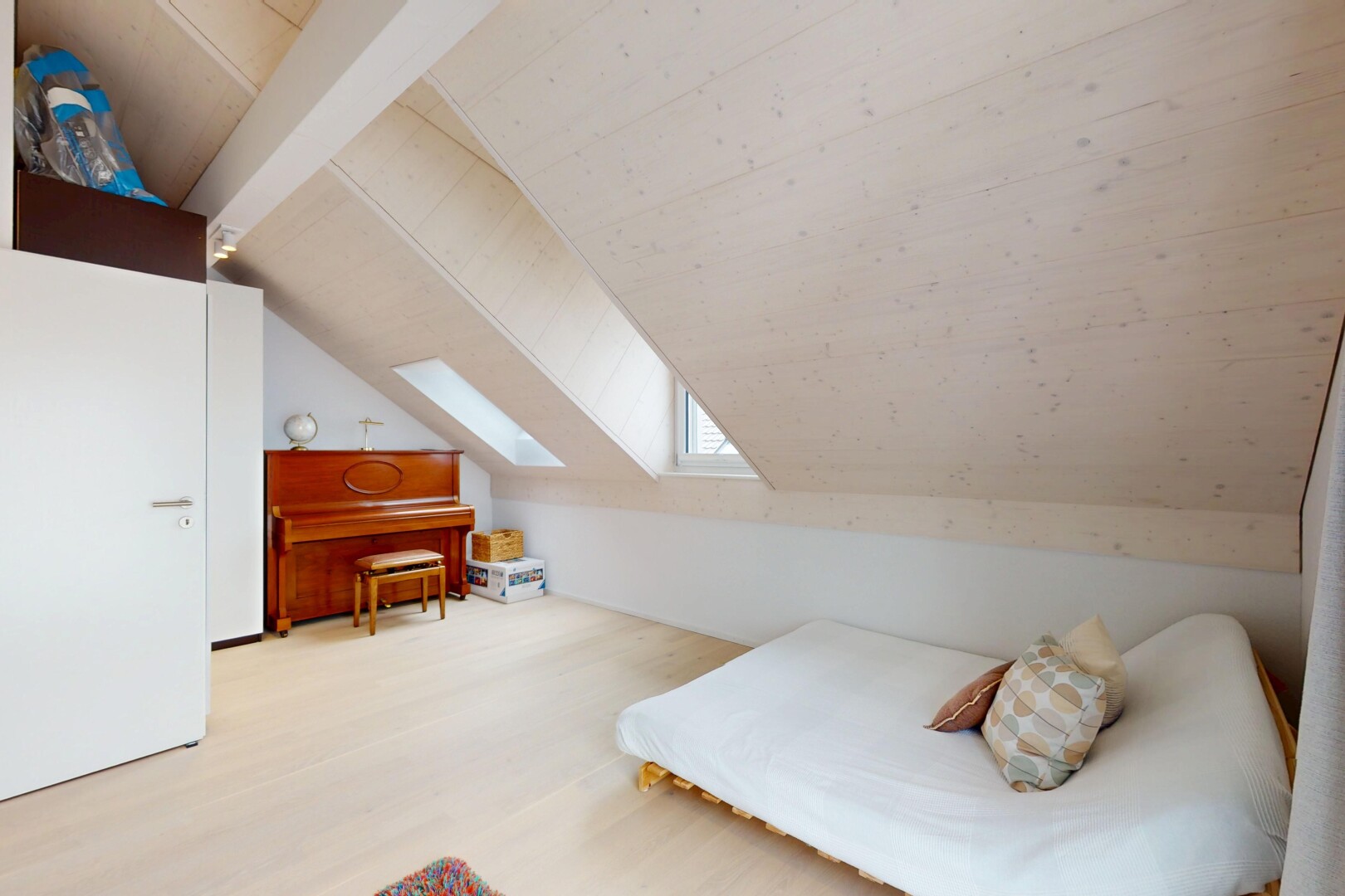 chambre avec pièce supplémentaire, plafond voûté, vaulted ceiling, inside property, et sol en finition bois
