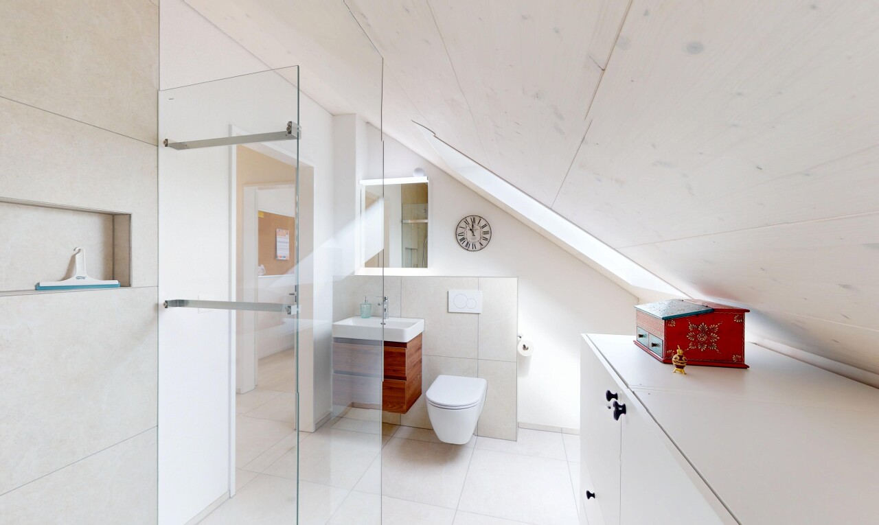 salle de bains avec lavabo (ou coiffeuse selon le contexte), miroir, inside property, toilette, et low ceiling
