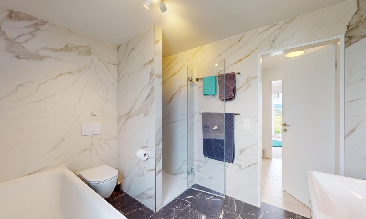 salle de bains avec mur en marbre, marble wall, sol en finition marbre, marble finish floor, et salle de bain complète