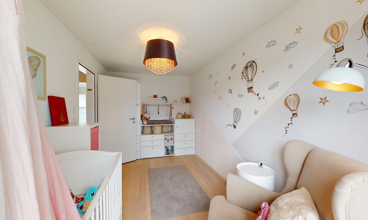 salon avec sol en finition bois, wood finish floor, inside property, cloison sèche, et drywall