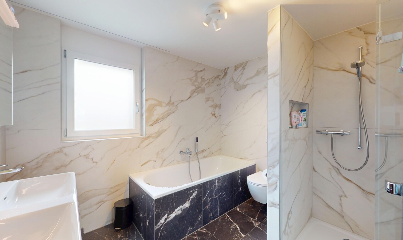 salle de bains avec salle de bain complète, lumière naturelle, natural light, bain, et sol en finition marbre