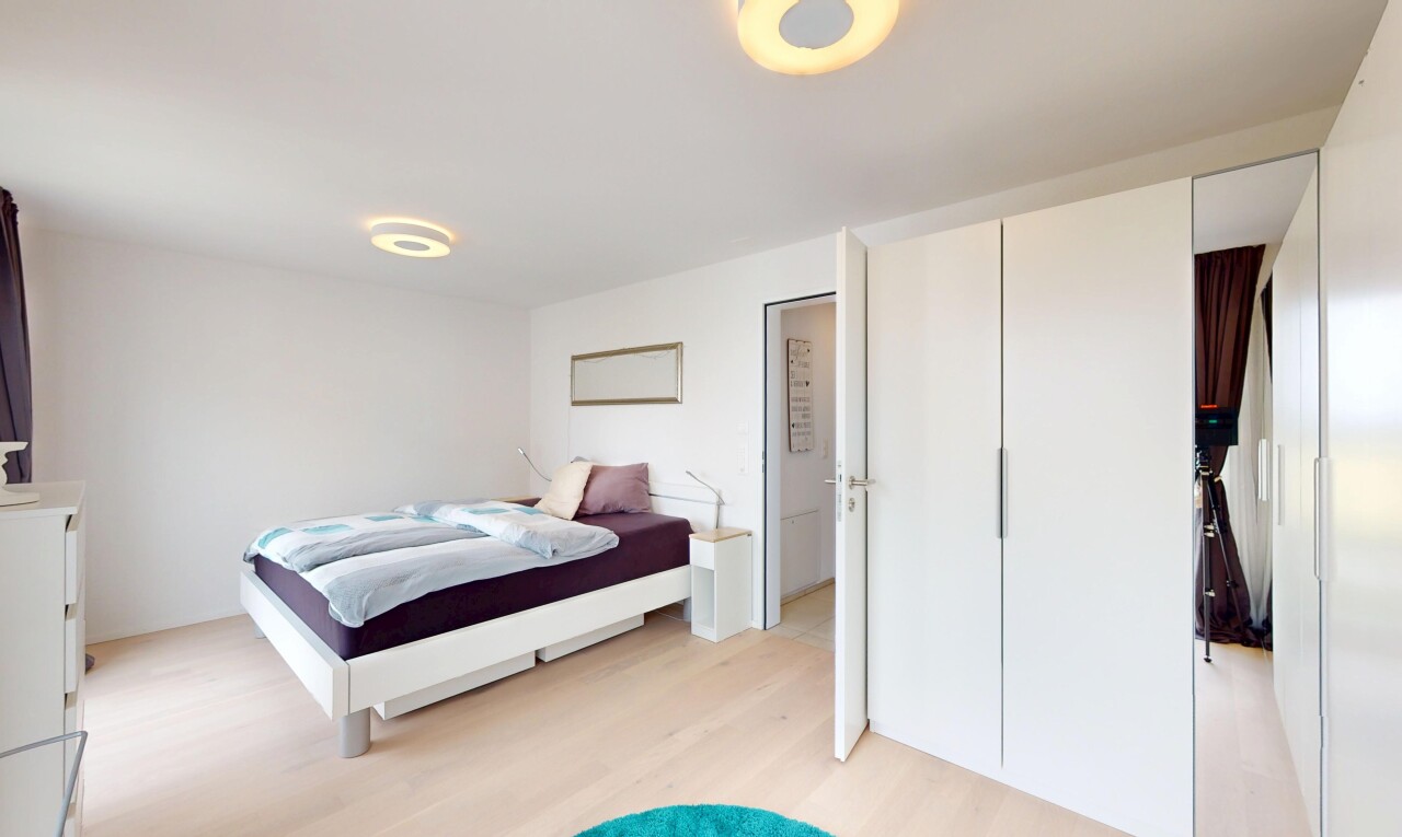 chambre avec sol en finition bois, wood finish floor, inside property, cloison sèche, et drywall