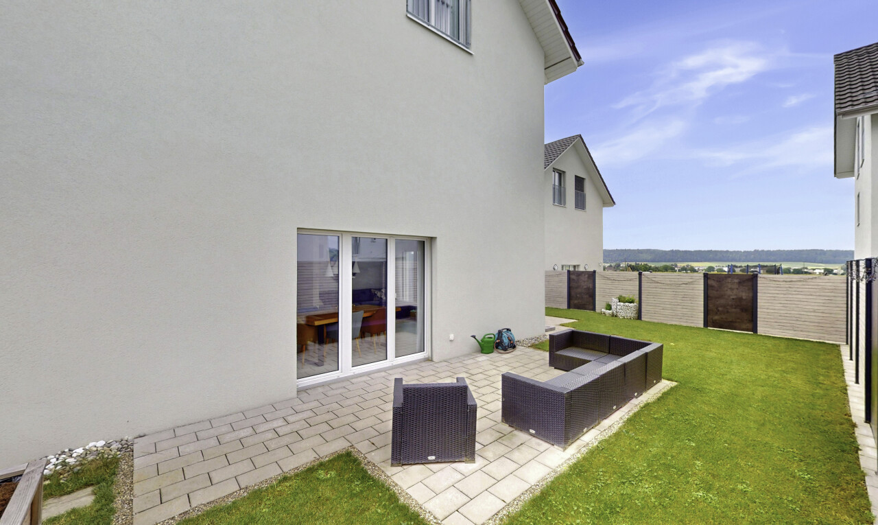 terrasse avec clôture, terrasse, pelouse, et day time