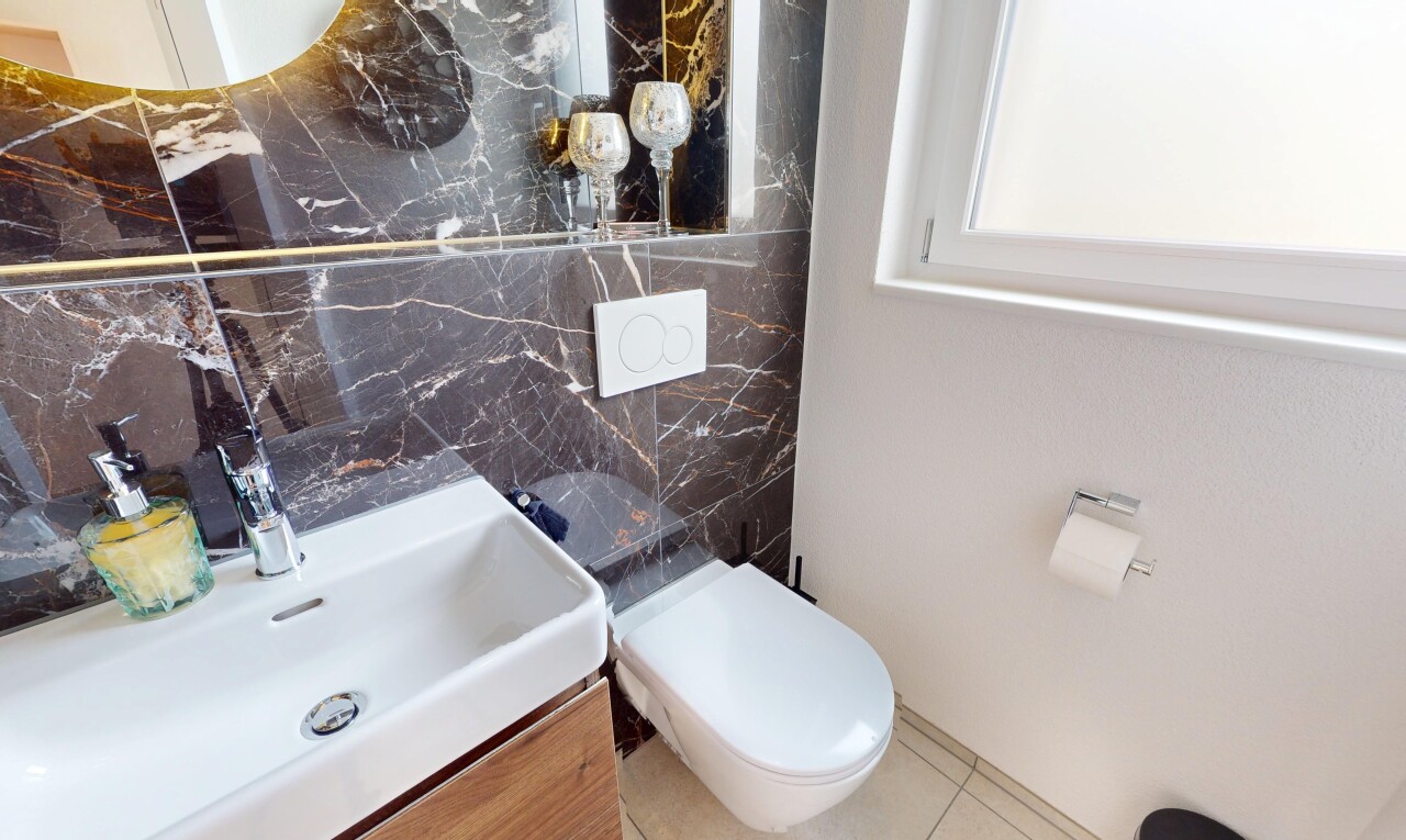 salle de bains avec lavabo (ou coiffeuse selon le contexte), évier, miroir, toilette, et inside property