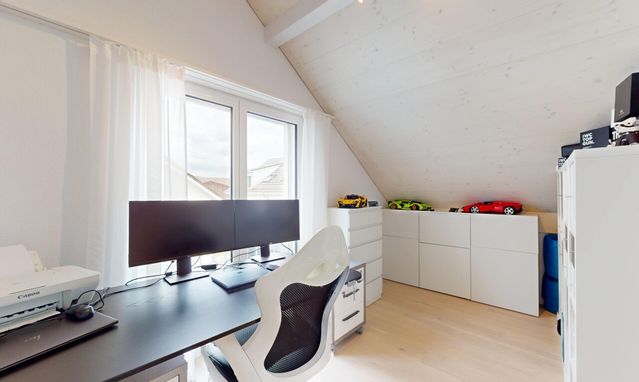 bureau avec plafond voûté, vaulted ceiling, plafond à poutres, beamed ceiling, et lumière naturelle
