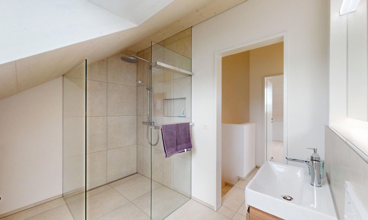 salle de bains avec salle de bain complète, sol en carrelage, tile floor, inside property, et douche