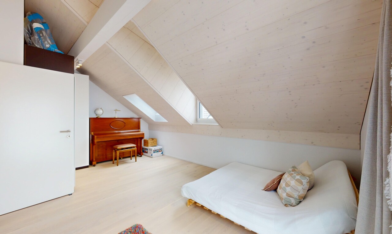 chambre avec pièce supplémentaire, plafond voûté, vaulted ceiling, inside property, et sol en finition bois