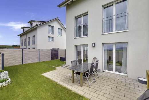 außenansicht mit rasen, zaun, terrasse, stuckverkleidung, und property visible