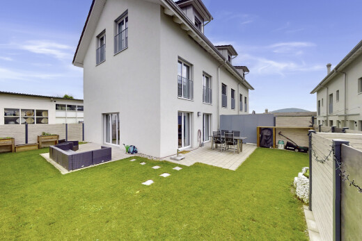 außenansicht mit stuckverkleidung, terrasse, day time, zaun, und rasen