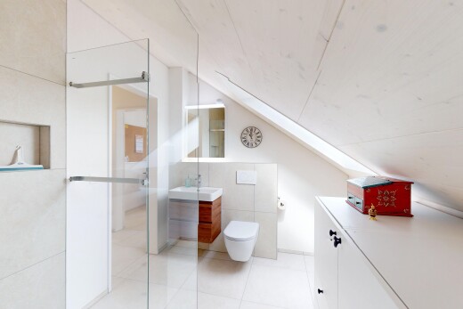 bad mit schminktisch, spiegel, inside property, toilette, und low ceiling