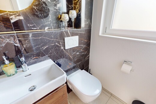 bad mit schminktisch, waschbecken, spiegel, gäste-wc, und toilette