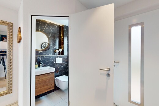 bad mit spiegel, schminktisch, toilette, inside property, und fliesenwand