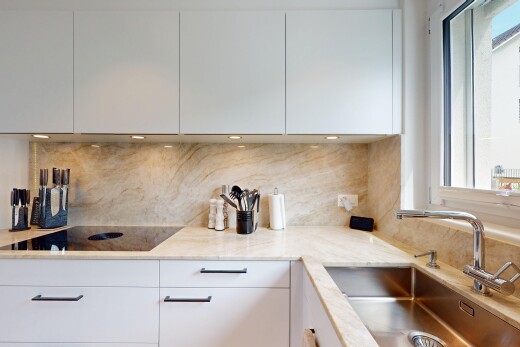 küche mit weiße schränke, waschbecken, schränke mit flachen paneelen, inside property, und natürliches licht