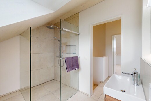 bad mit komplettes badezimmer, fliesenboden, tile floor, inside property, und dusche